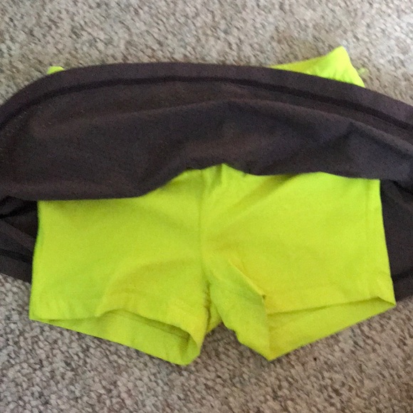 Neon yellow and grey Oakley tennis skirt - Picture 3 of 4